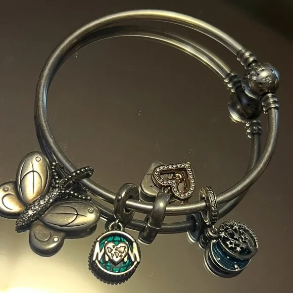 Authentic PANDORA Celestial
Limited Edition 925 Bangle with 4 charms for mom - Picture 11 of 16